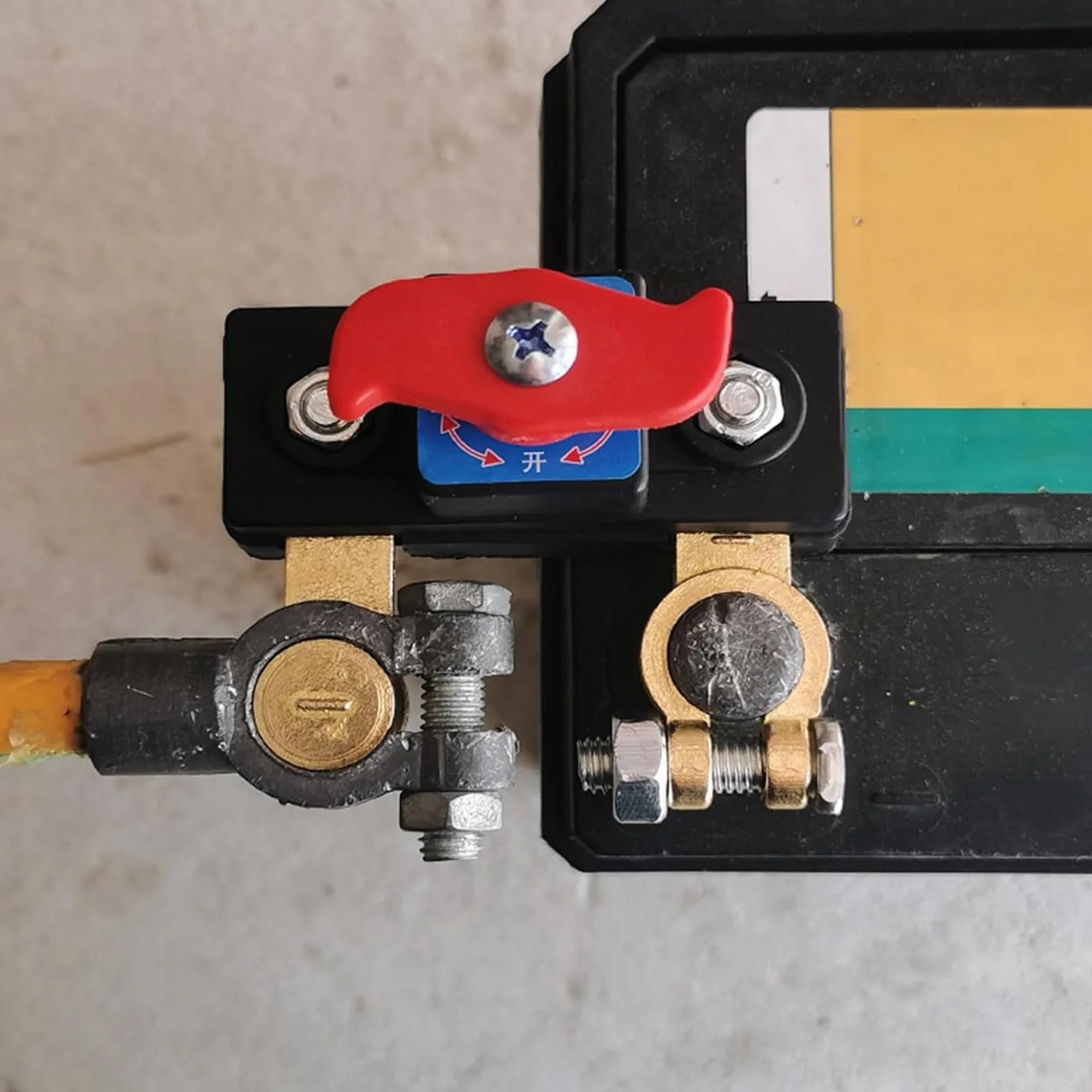 Interruttore Stacca Batteria 100A 12V/24V,Car Battery Power Cut Off Switch,Battery Separator Switch,con Corrente di Picco 1000A,Interruttore Staccabatteria per Auto,per Barche Marine,Caravan