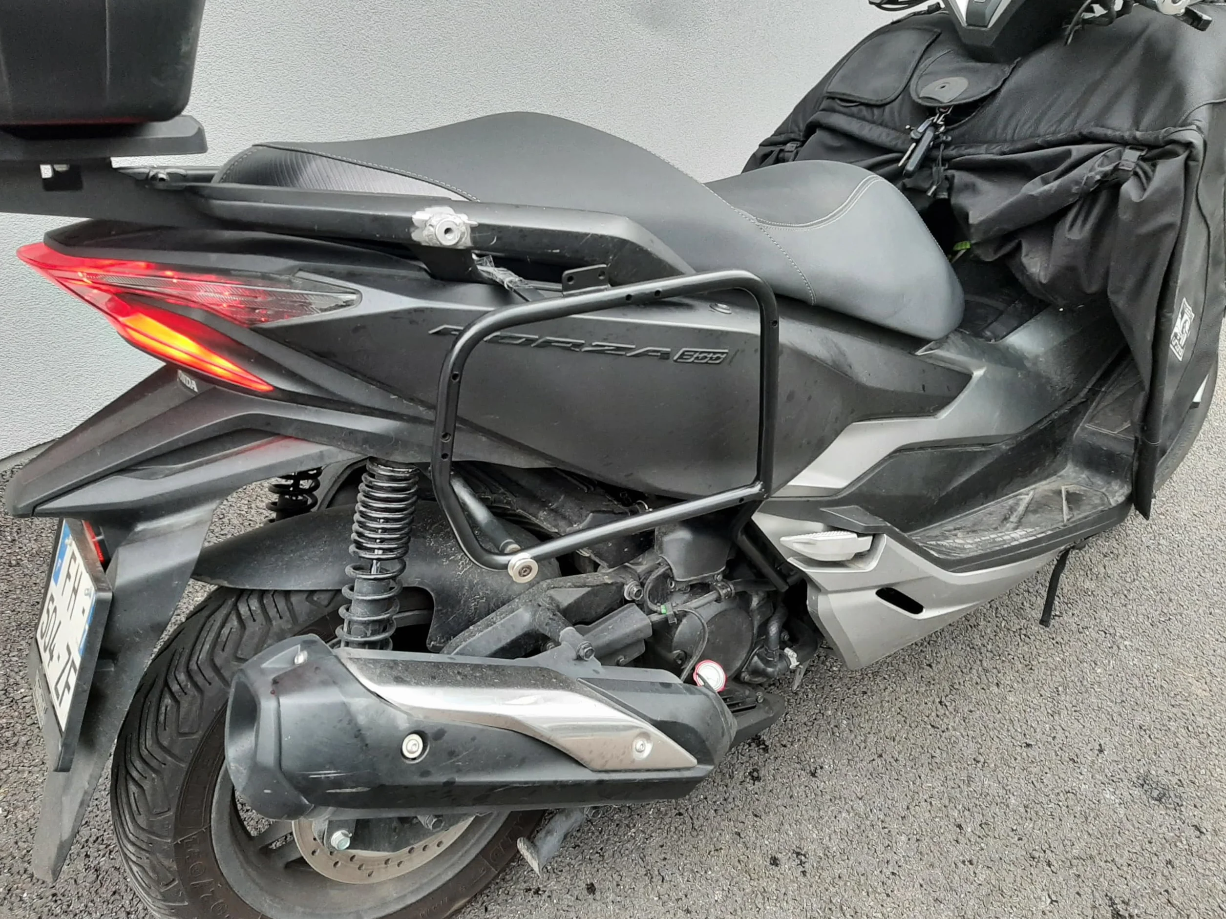 Generico Supporto Laterale Lartech compatibile con ADV350 e Honda Forza 125 300 350 2016-2025 per fissare valigie, bauli, borse morbide.