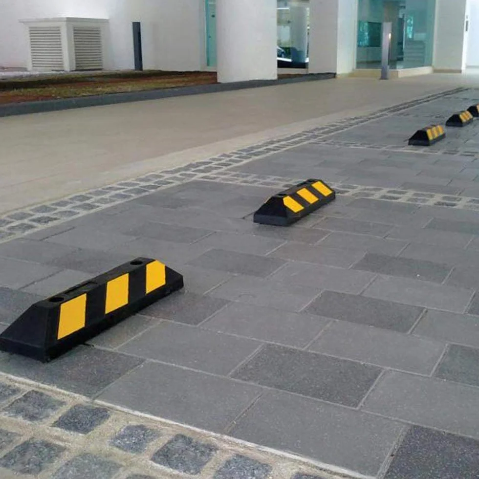 Fermaruota in Gomma Dura Ebanite Set 2 55 x 15 x 10 cm per Parcheggio Garage con Strisce Catarifrangenti