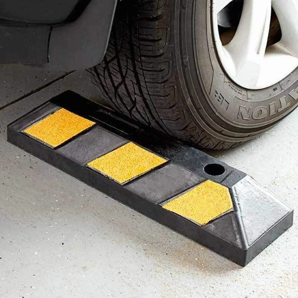 Fermaruota in Gomma Dura Ebanite Set 2 55 x 15 x 10 cm per Parcheggio Garage con Strisce Catarifrangenti