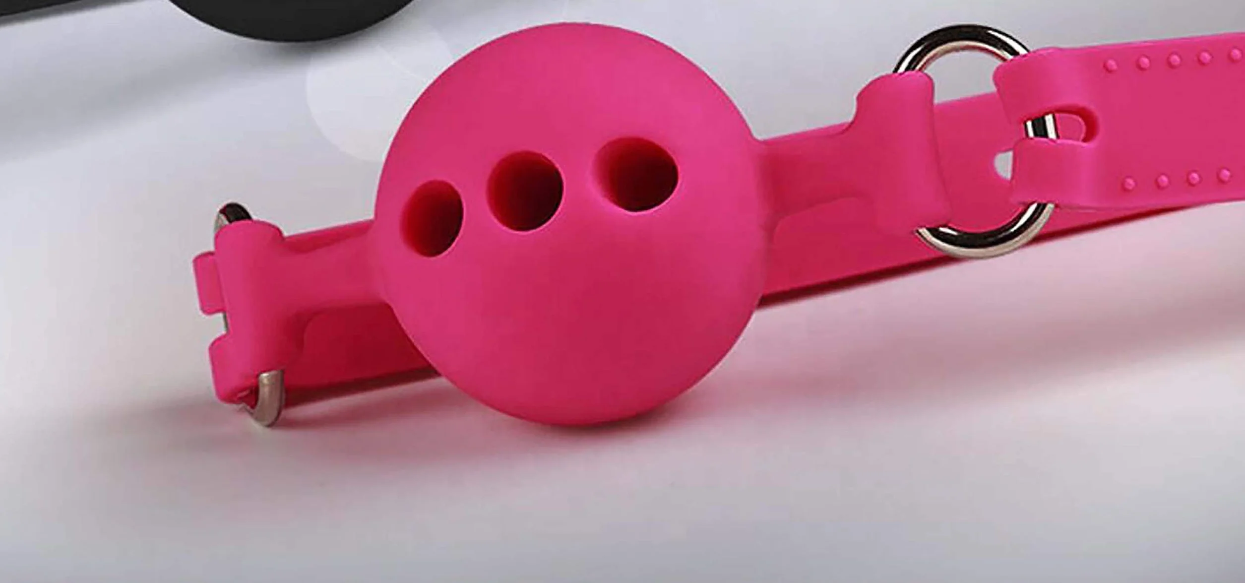 MORSO COSTRITTIVO IN SILICONE TRAFORATO CON CINTURINO IN METALLO BALL GAG J093 (Small)